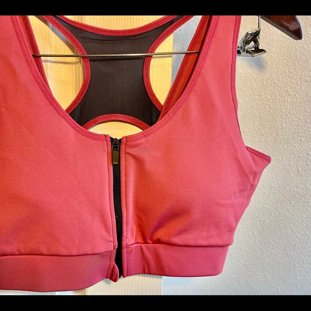 NWT ADRIENNE VITTADINI Zip front Sports bra
